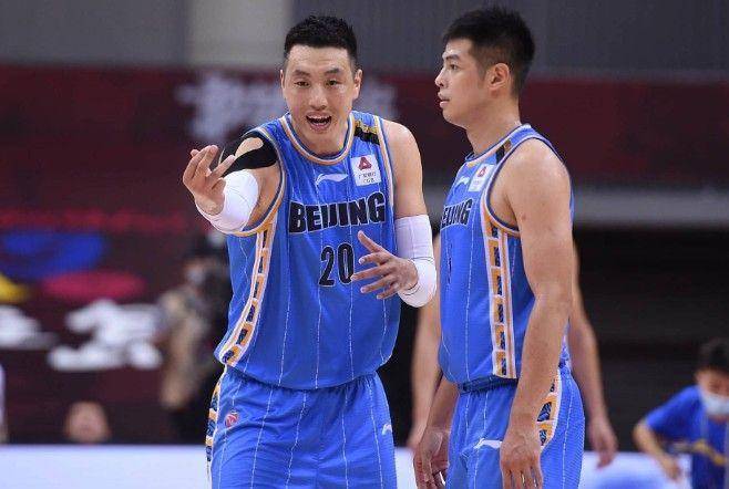 媒体人：曾凡博、翟晓川停赛 将缺席赛季首场比赛 周琦很可能缺席