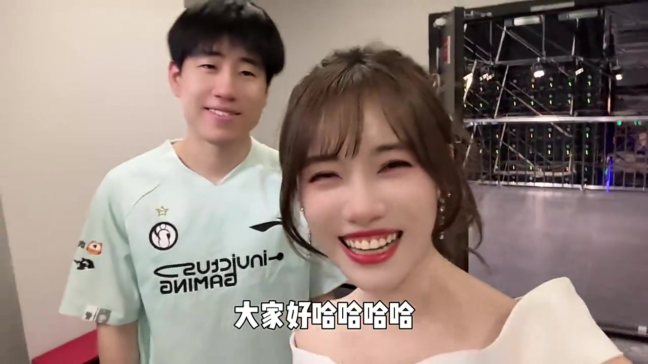 小纽发布晚会后台的简短采访：在常规赛中 我们有点奇怪.